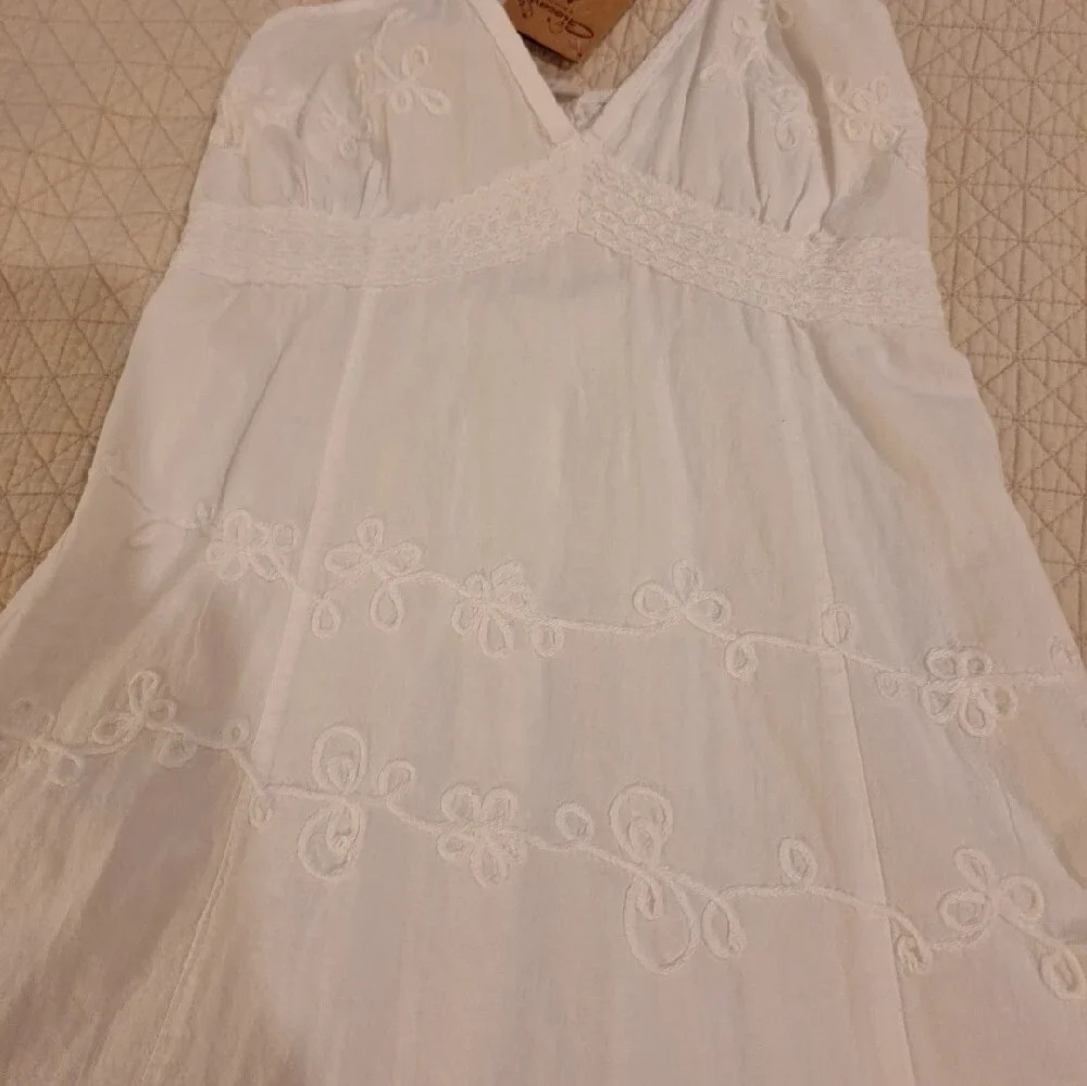 Giocam White Embroidered V-Neck embrodery Dress